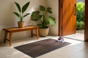 Hall de entrada moderno com tapete lavável antiderrapante, banco de madeira e plantas